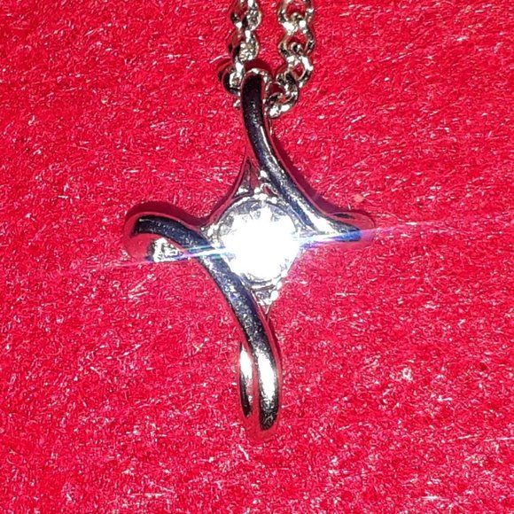 New Beautiful Crystal Cross Necklace - Picture 2 of 7